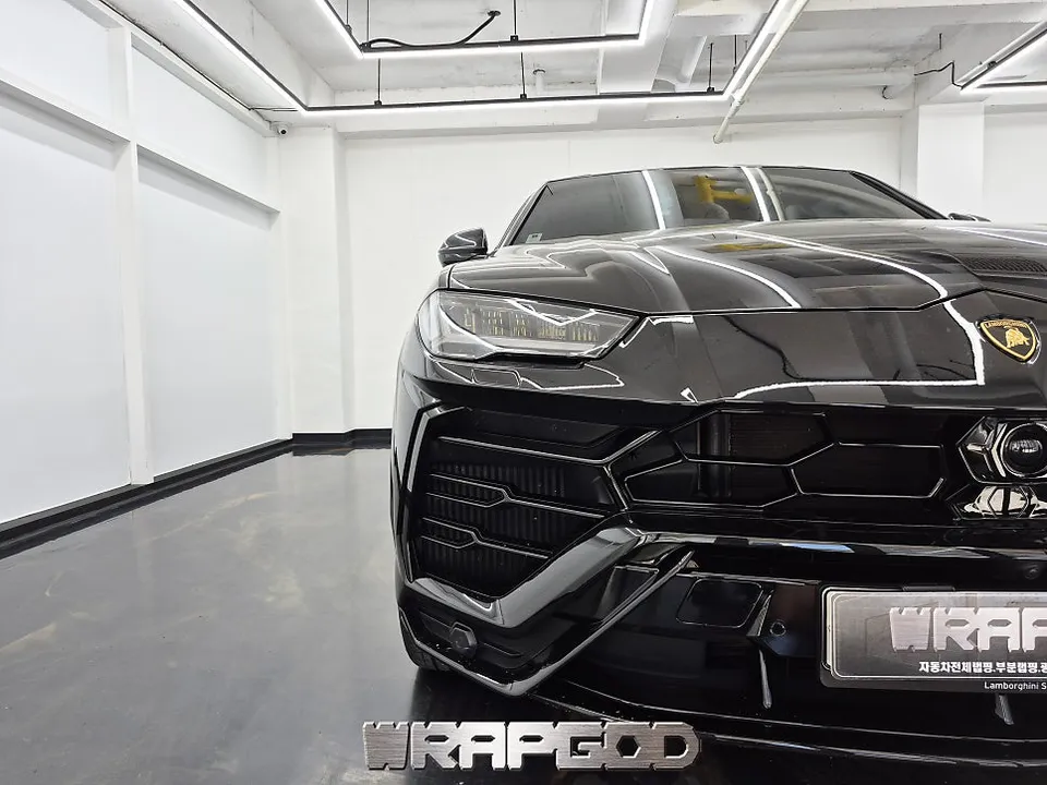 Lamborghini Urusのカーラッピング事例|バイパーグリーン 施工写真 1-2