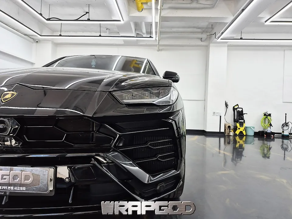Lamborghini Urusのカーラッピング事例|バイパーグリーン 施工写真 2-2