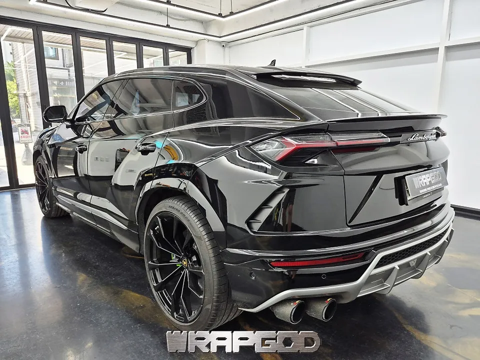 Lamborghini Urusのカーラッピング事例|バイパーグリーン 施工写真 1-3