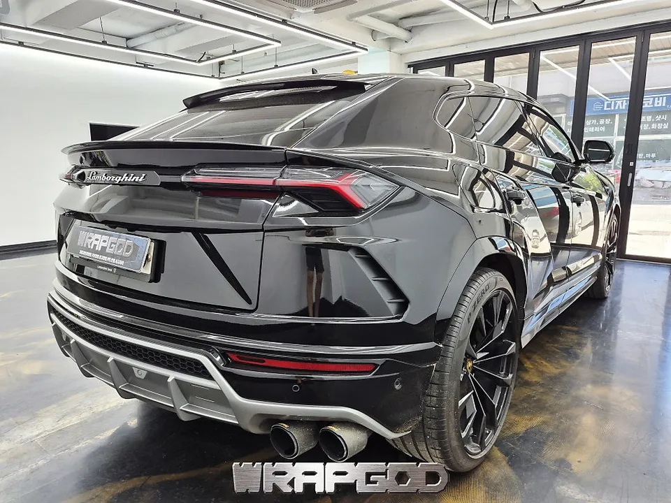Lamborghini Urusのカーラッピング事例|バイパーグリーン 施工写真 2-3