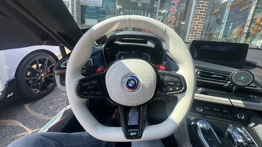 BMW i8 steering wheel - BMW i8 Steering Wheel Customization Review — Enhanced Interior photo 3