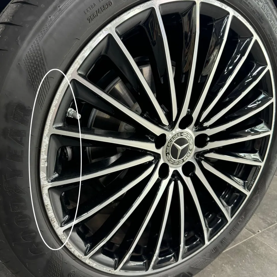 Mercedes-Benz GLC 300のホイールリペア・塗装事例 施工写真 3-1