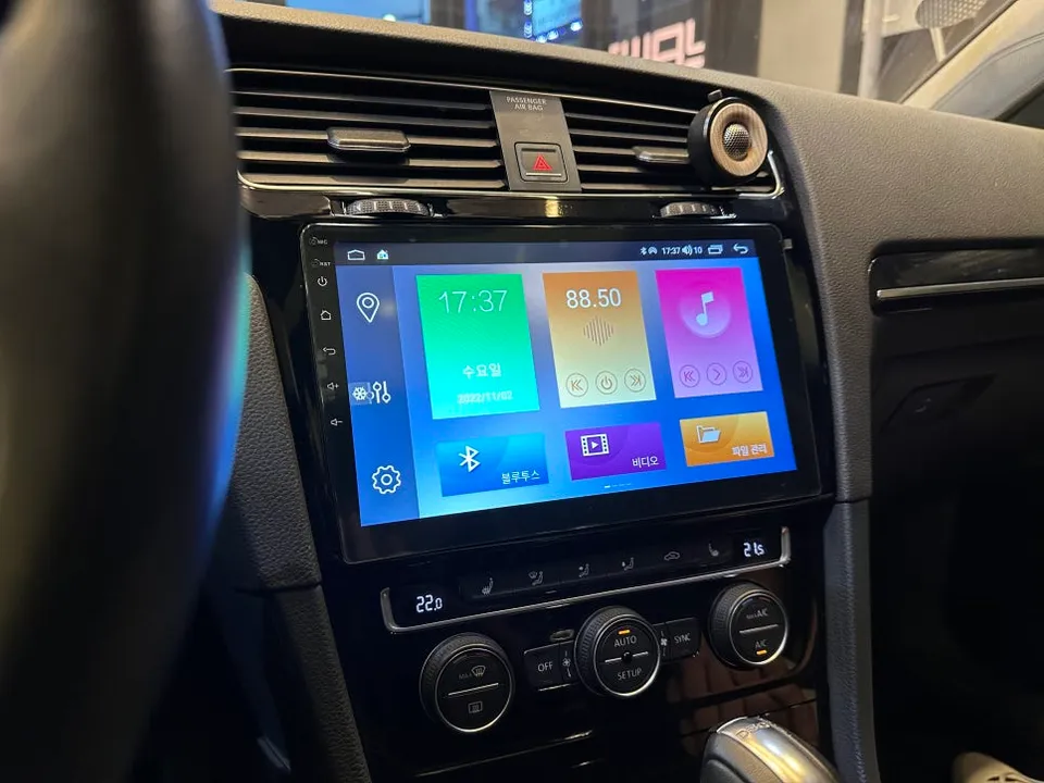 Volkswagen Golf 7th GenのAndroid Auto・CarPlay取付事例 施工写真 3