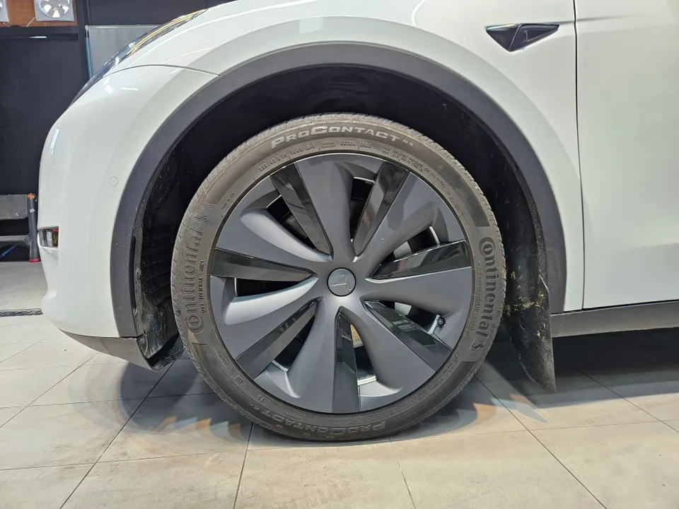 Tesla Model Yのガラスコーティング事例 施工写真 4-1
