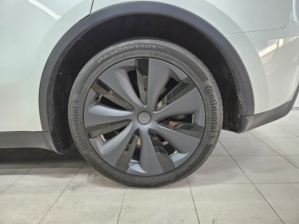 Tesla Model Yのガラスコーティング事例 施工写真 1-2