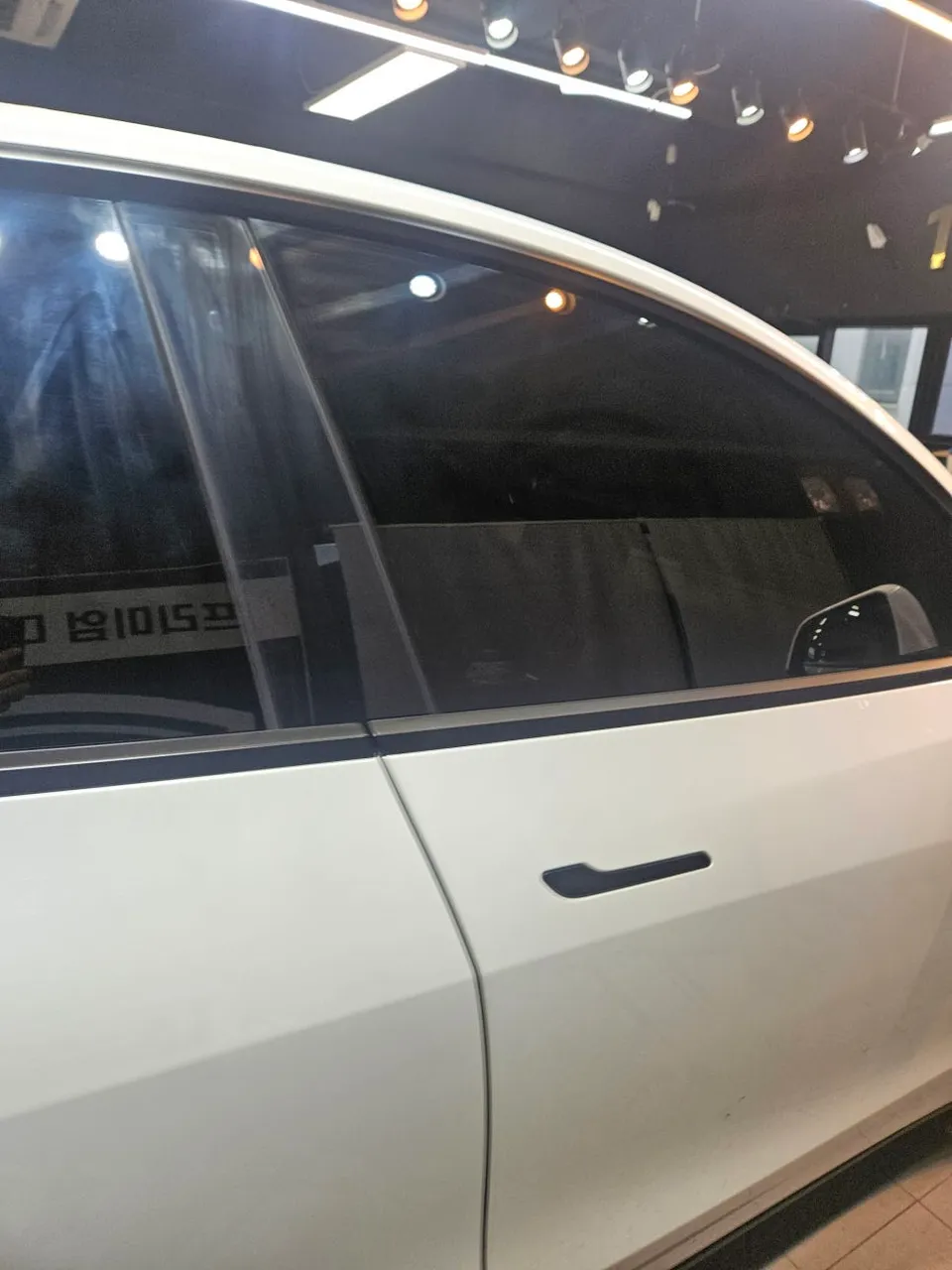 Tesla Model Yのガラスコーティング事例 施工写真 4-2