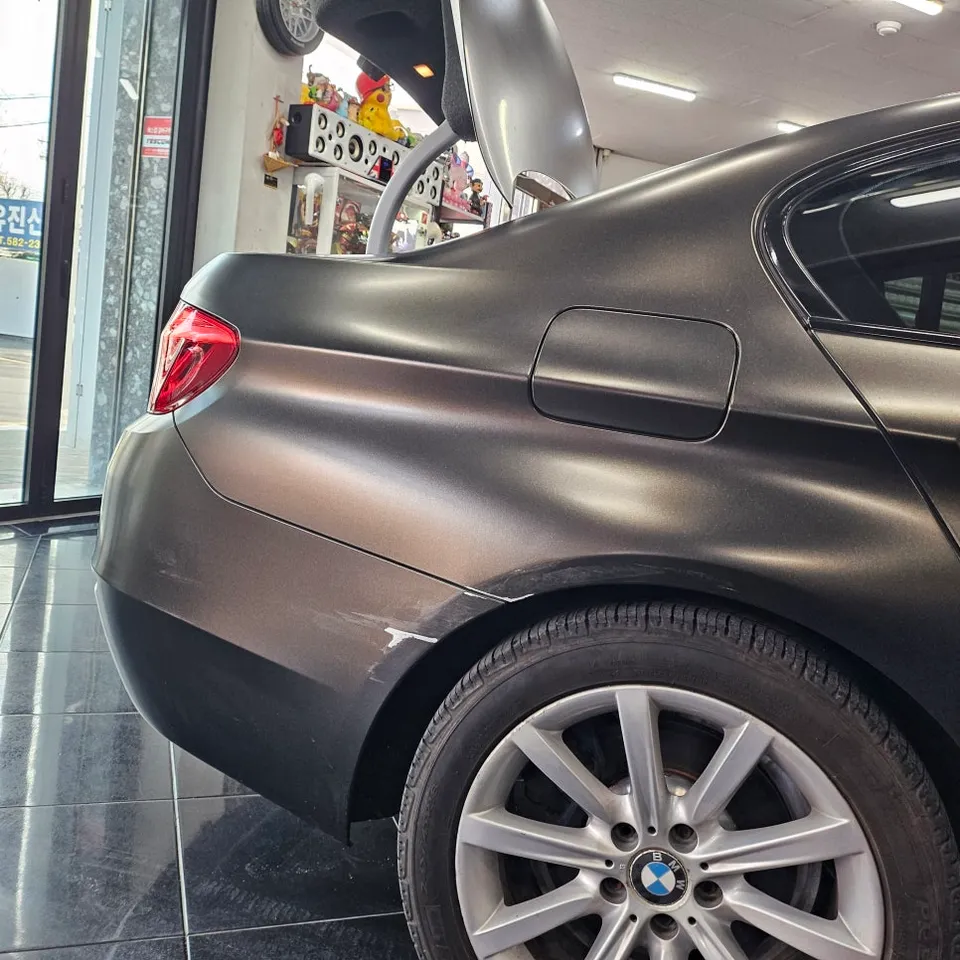 BMW 5 Seriesのカーラッピング事例|費用目安・仕上がり 施工写真 2-1