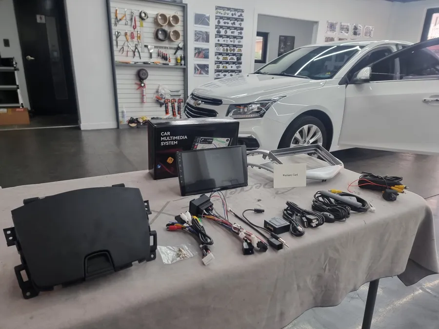 Chevrolet CruzeのAndroid Auto・CarPlay取付事例 施工写真 4-1