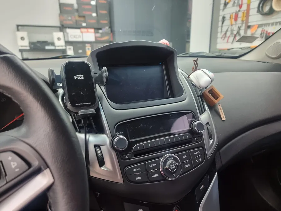 Chevrolet CruzeのAndroid Auto・CarPlay取付事例 施工写真 1-2