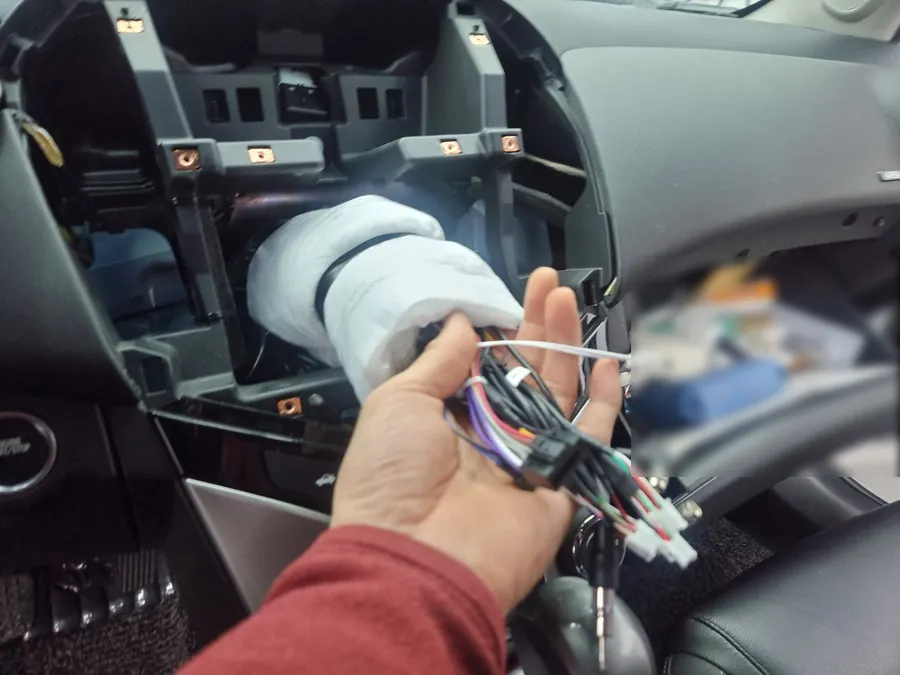 Chevrolet CruzeのAndroid Auto・CarPlay取付事例 施工写真 2-2