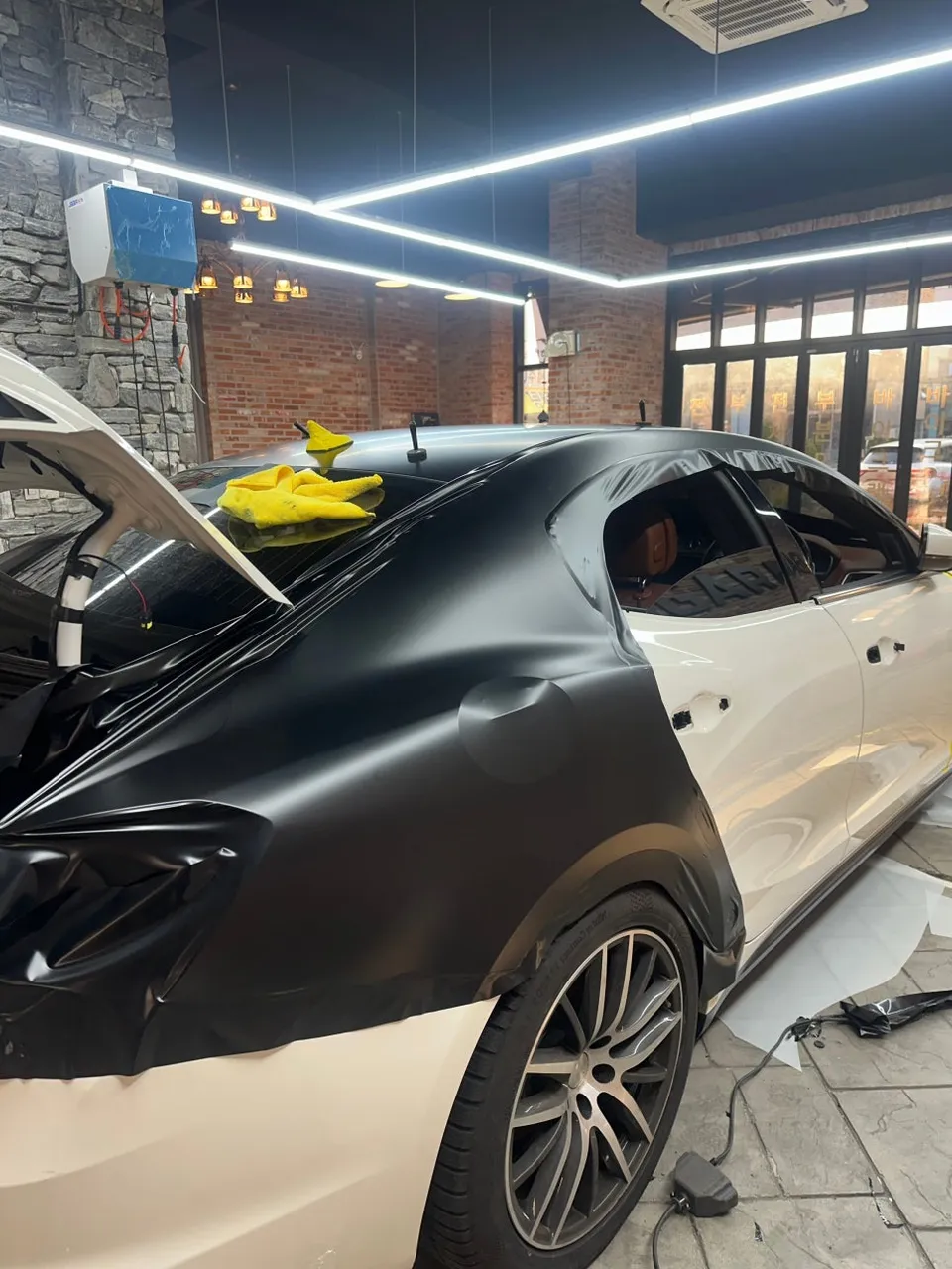 Maserati Ghibliのカーラッピング事例：サテンブラックの高級感 施工写真 2-1
