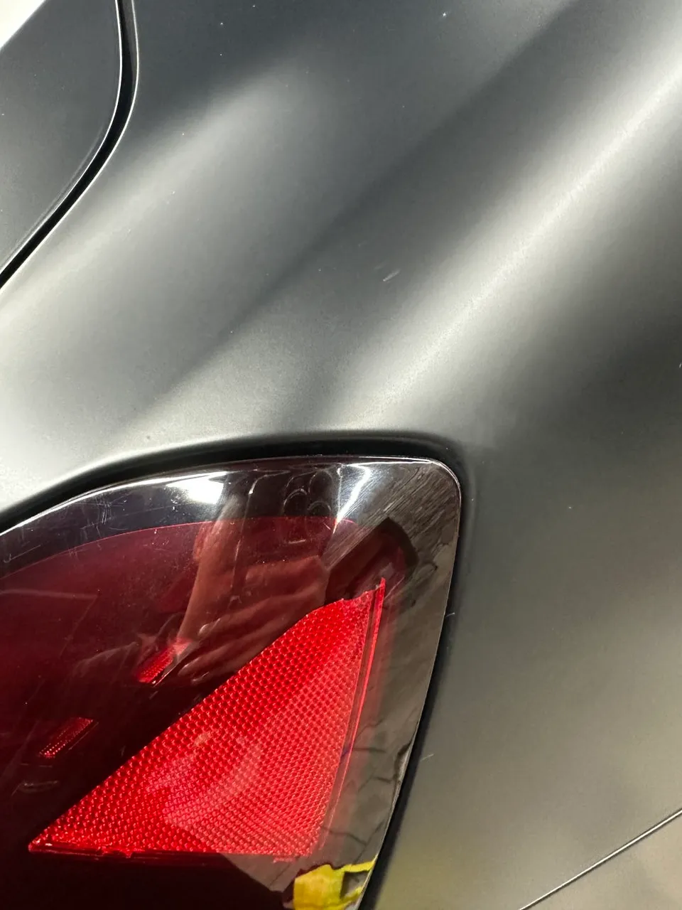 Maserati Ghibliのカーラッピング事例：サテンブラックの高級感 施工写真 4-1