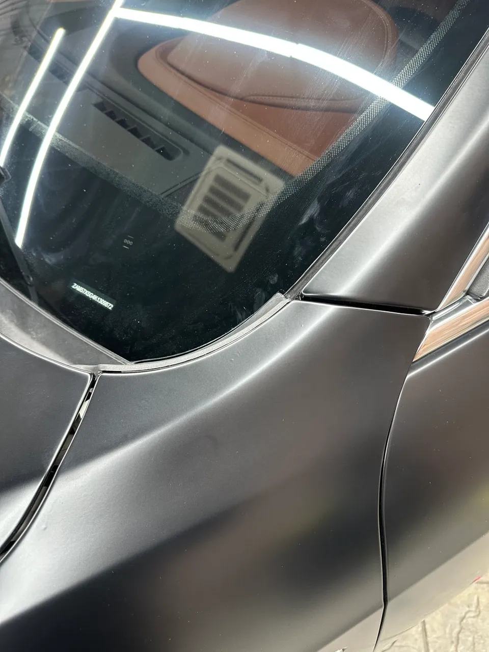Maserati Ghibliのカーラッピング事例：サテンブラックの高級感 施工写真 6-1