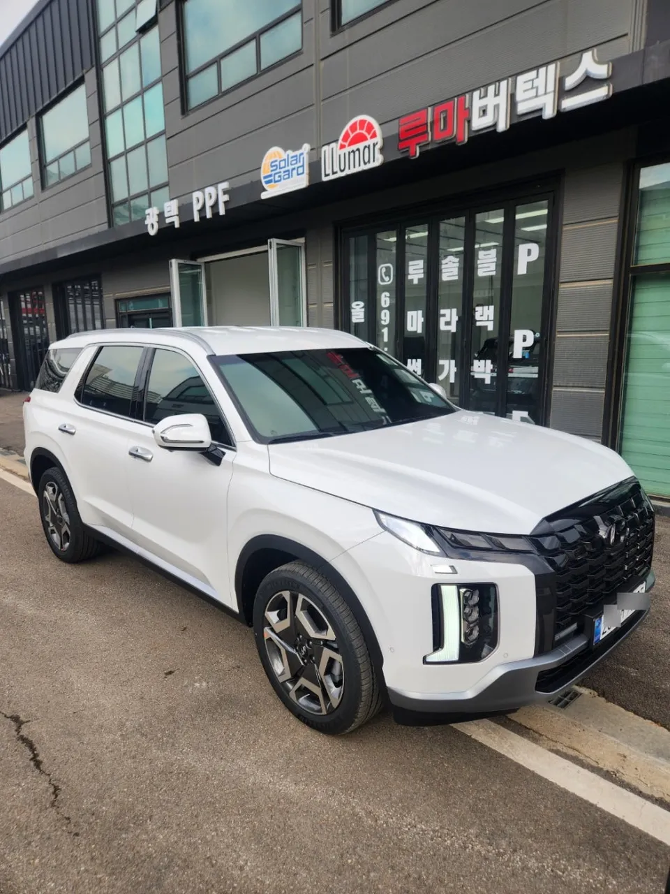 Hyundai Palisadeのカーフィルム施工事例|費用目安・仕上がり 施工写真 1-2
