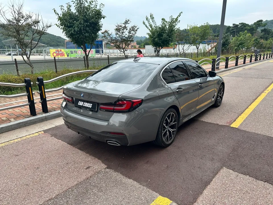 BMW 5 Series G30 Vinyl Wrap Review: Cost & Results photo 2