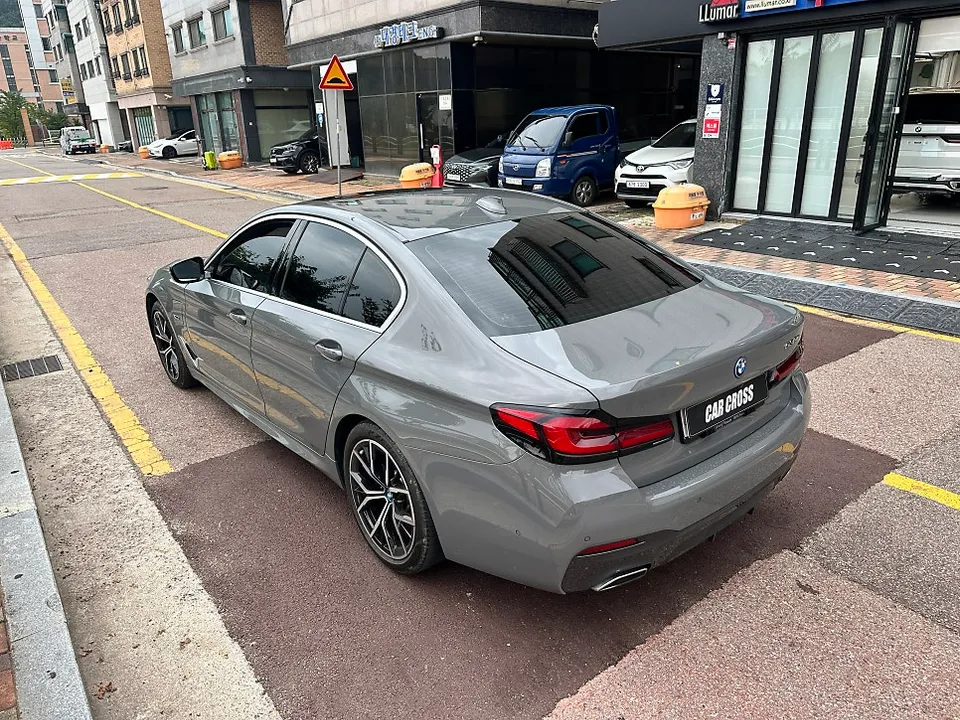 BMW 5 Series G30 vinyl wrap - BMW 5 Series G30 Vinyl Wrap Review: Cost & Results photo 4
