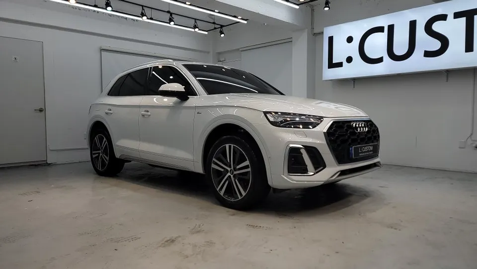 Audi Q5のドラレコ取付事例|費用目安と仕上がり 施工写真 1-2
