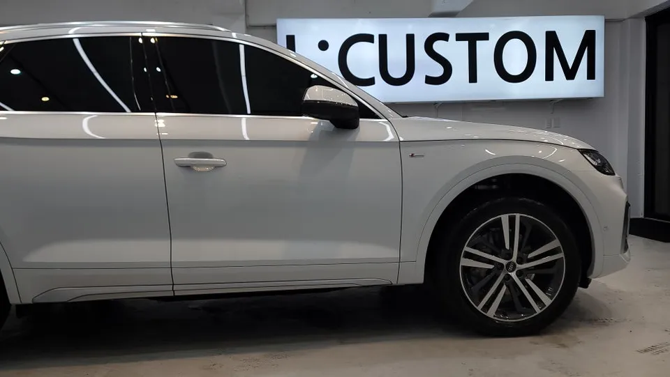 Audi Q5のドラレコ取付事例|費用目安と仕上がり 施工写真 1-3