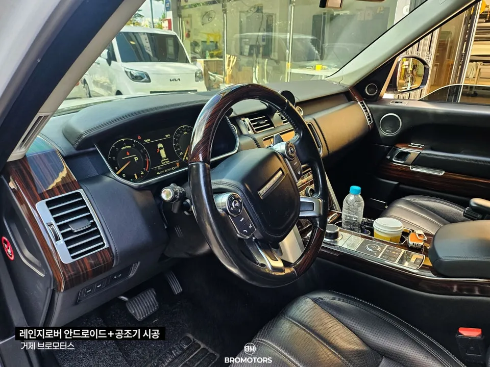 Land Rover VogueのAndroid Auto・CarPlay取付事例 施工写真 4-1
