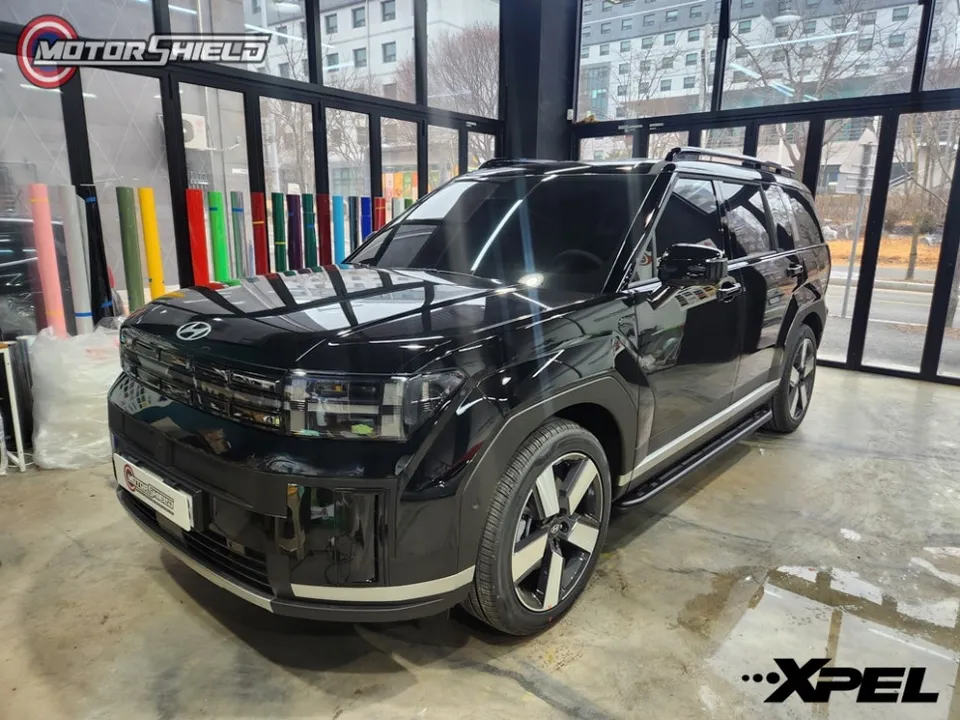 Hyundai Santa Feのカーラッピング事例：クローム除去で洗練された印象に 施工写真 1-2