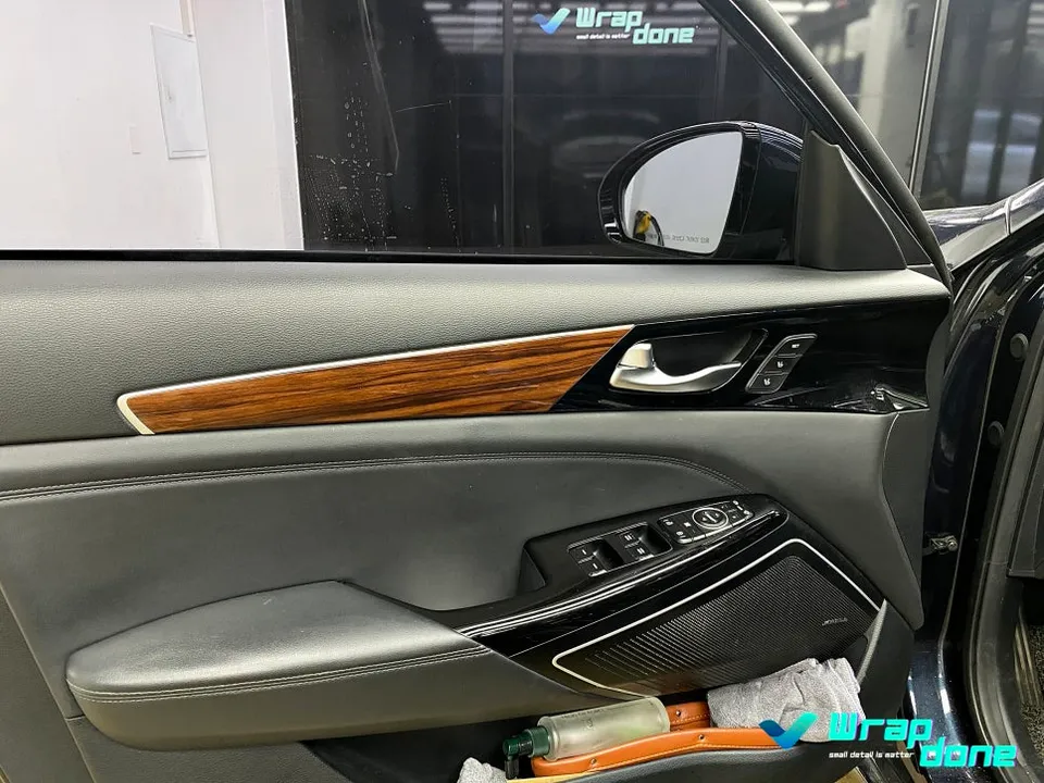 Kia K7 YGのカーラッピング事例|内装ウッドパネルのイメージチェンジ 施工写真 3-1