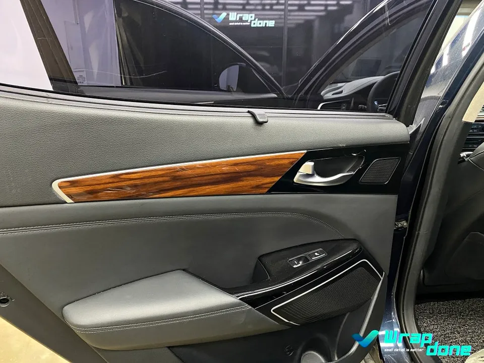 Kia K7 YGのカーラッピング事例|内装ウッドパネルのイメージチェンジ 施工写真 2-2