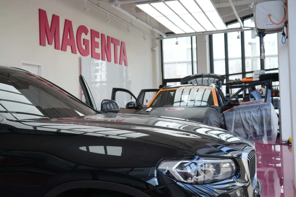 BMW X3のカーフィルム施工事例｜費用目安と仕上がり 施工写真 1-3
