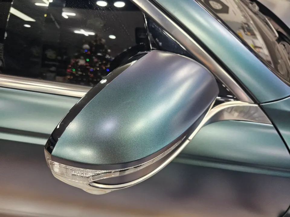 Kia K900 サイドミラーラッピング事例:サテンムーンストーン 施工写真 2-2