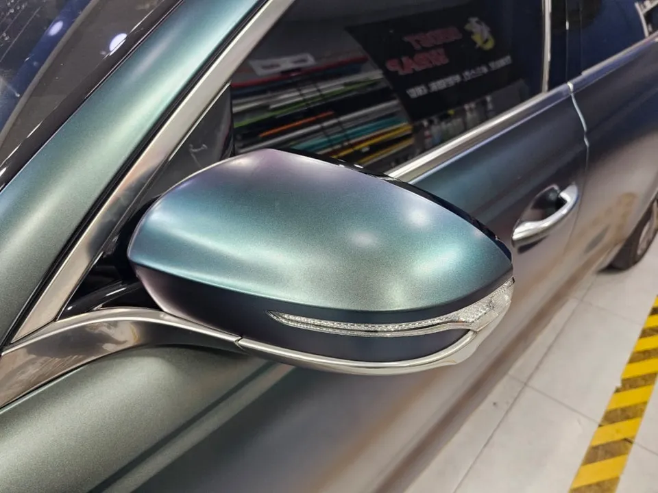 Kia K900 サイドミラーラッピング事例:サテンムーンストーン 施工写真 3-2