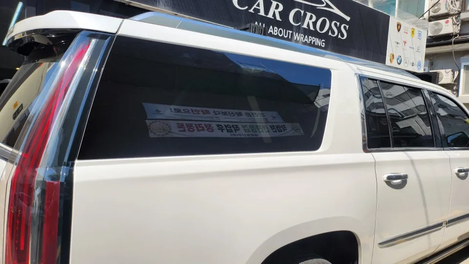 Cadillac Escaladeのカーラッピング事例:クローム削除とツートン 施工写真 2-1