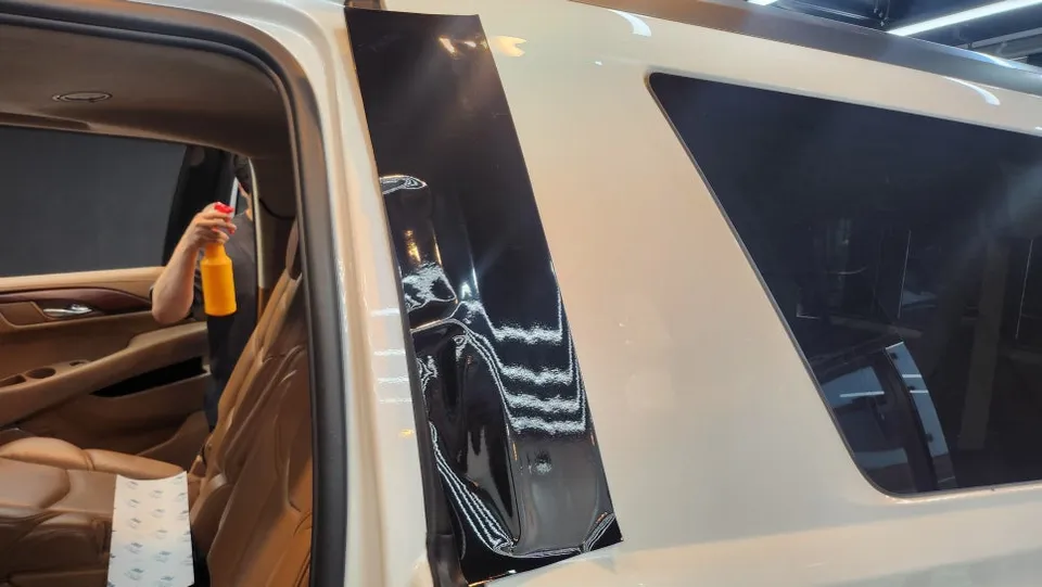 Cadillac Escaladeのカーラッピング事例:クローム削除とツートン 施工写真 2-2