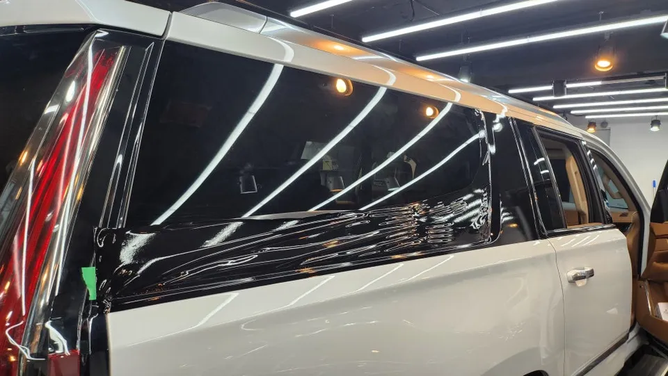 Cadillac Escaladeのカーラッピング事例:クローム削除とツートン 施工写真 3-2