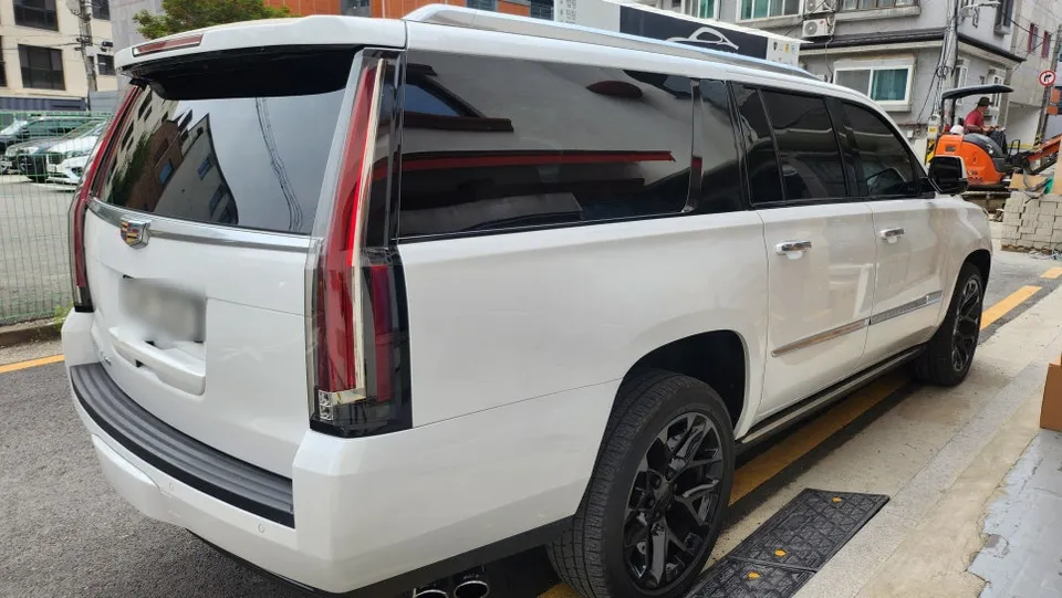 Cadillac Escaladeのカーラッピング事例:クローム削除とツートン 施工写真 1-3