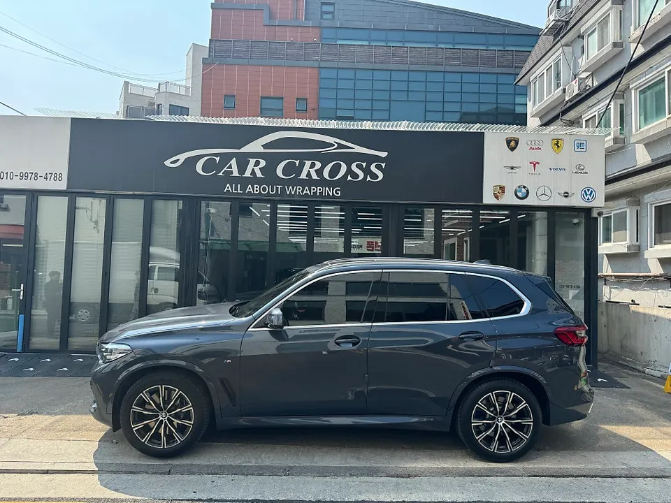 BMW X5のカーラッピング事例|クロームパーツのブラックアウト 施工写真 2-1