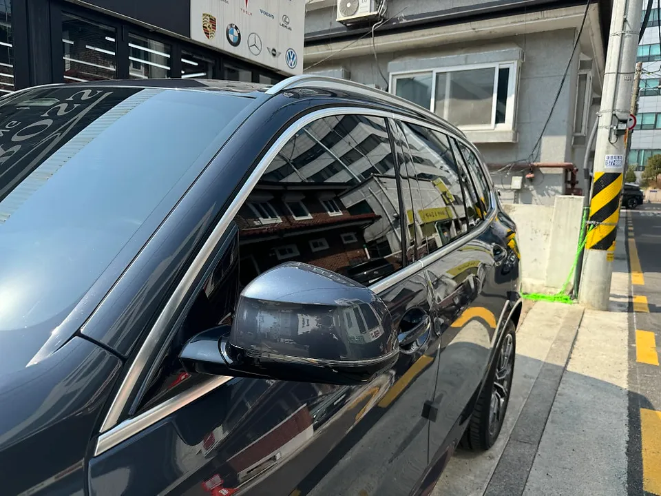 BMW X5のカーラッピング事例|クロームパーツのブラックアウト 施工写真 3-2