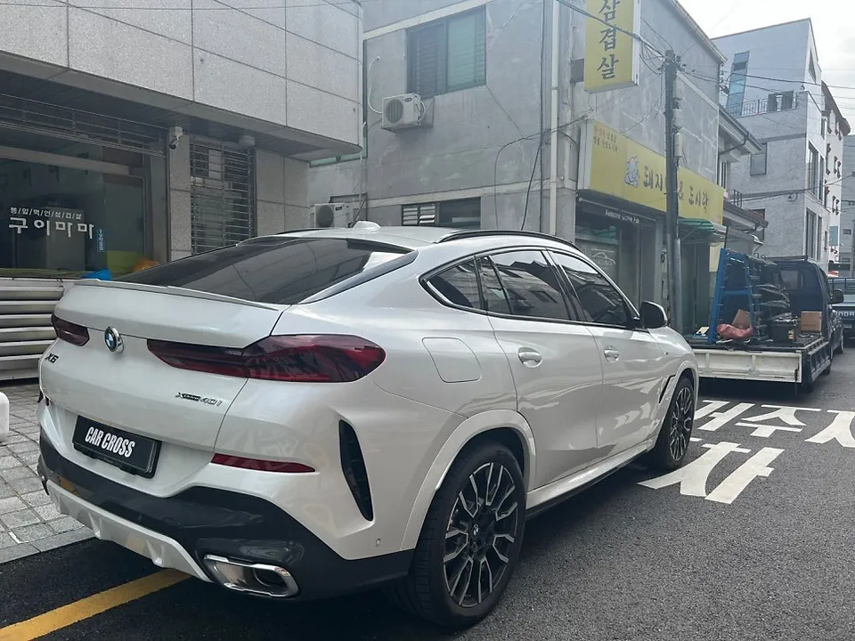 BMW X6 vinyl wrap - BMW X6 Vinyl Wrap Review: Carbon Black Interior Upgrade photo 3