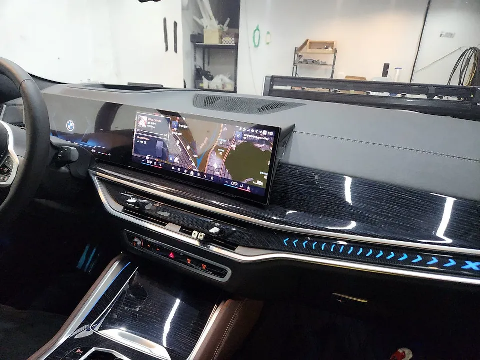 BMW X6 vinyl wrap - BMW X6 Vinyl Wrap Review: Carbon Black Interior Upgrade photo 4