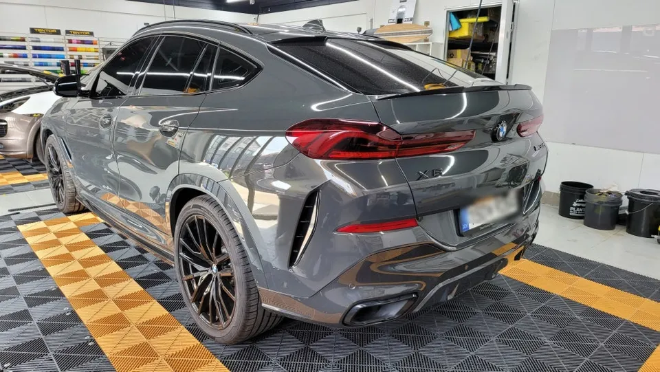 BMW X6のカーラッピング事例|保険適用と高光沢フィルム 施工写真 2-2