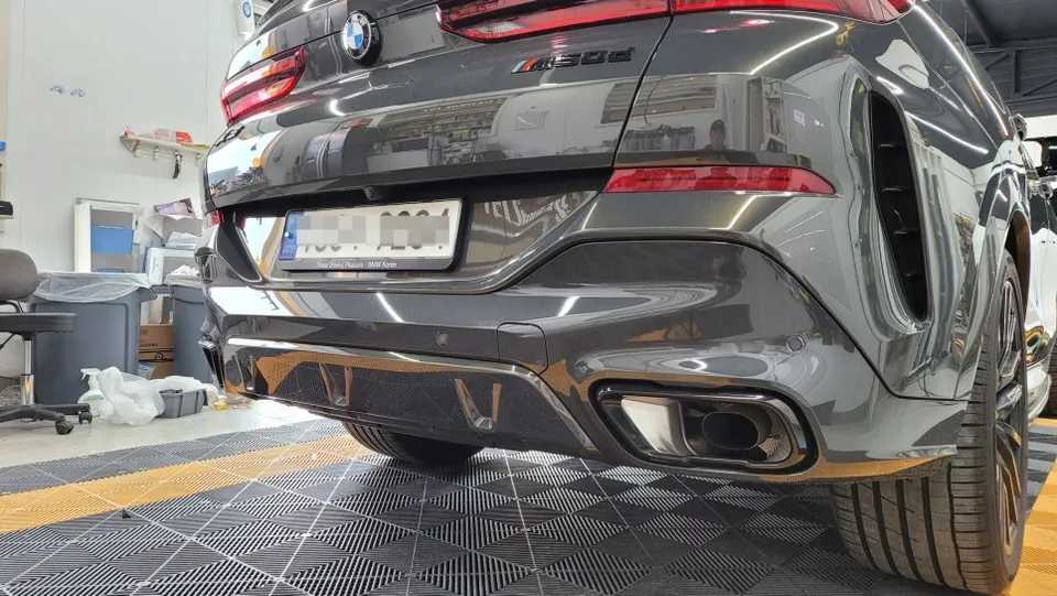 BMW X6のカーラッピング事例|保険適用と高光沢フィルム 施工写真 3-2
