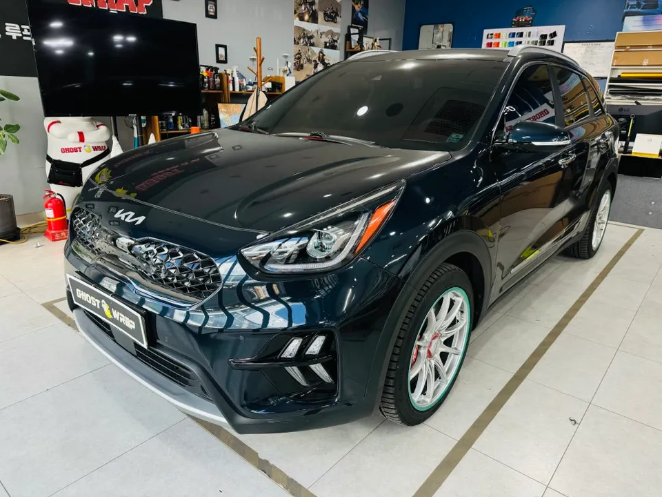 Kia Niro Hybridのカーラッピング事例|費用目安・仕上がり 施工写真 2-1