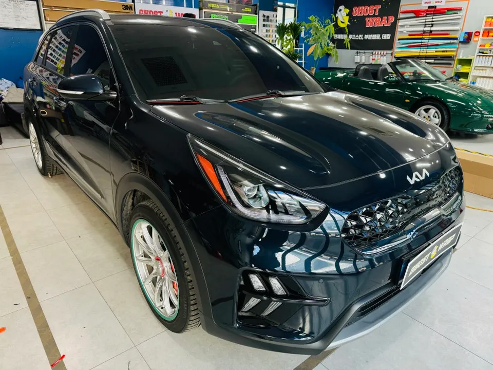 Kia Niro Hybridのカーラッピング事例|費用目安・仕上がり 施工写真 3-1