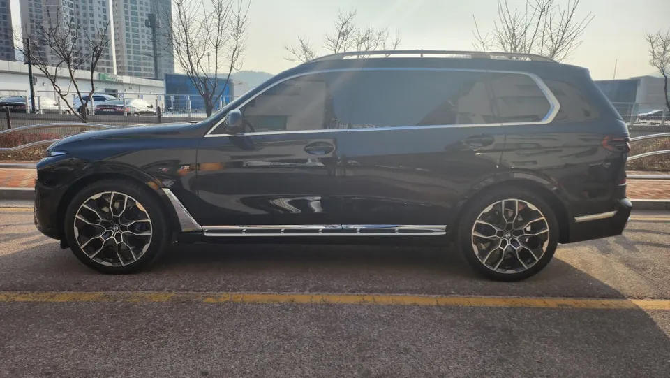 BMW X7のカーラッピング事例|クロームメッキのブラックアウト化 施工写真 1-1