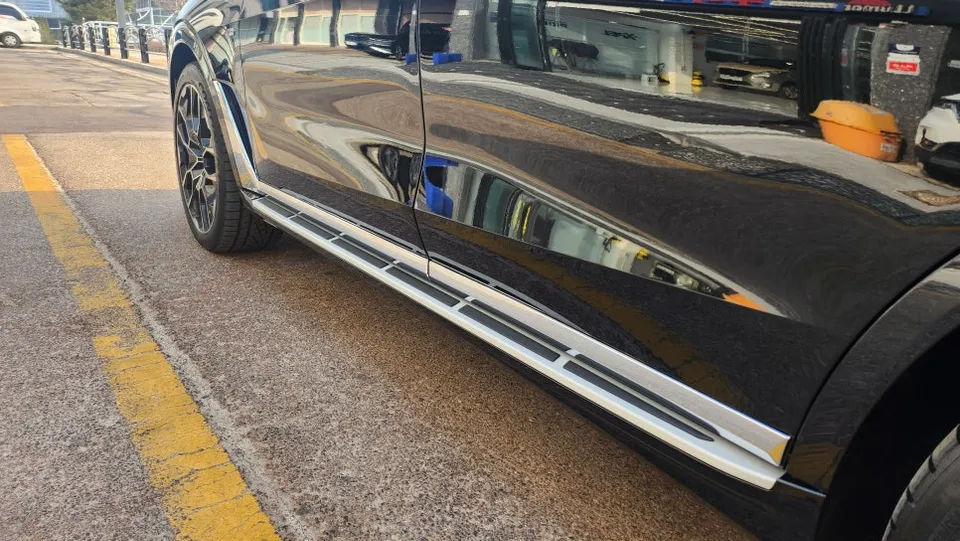 BMW X7のカーラッピング事例|クロームメッキのブラックアウト化 施工写真 1-2