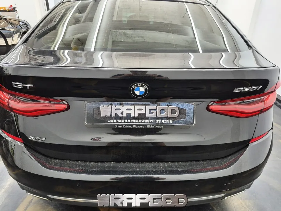 BMW 6 Series GT vinyl wrap - BMW 6 Series GT Vinyl Wrap Review: All-Black Transformation photo 3