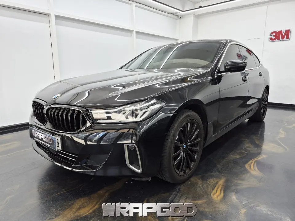 BMW 6 Series GT vinyl wrap - BMW 6 Series GT Vinyl Wrap Review: All-Black Transformation photo 4