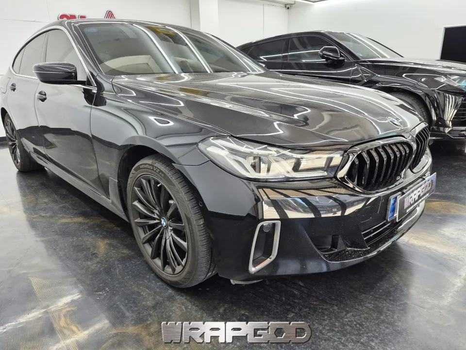 BMW 6 Series GT vinyl wrap - BMW 6 Series GT Vinyl Wrap Review: All-Black Transformation photo 5