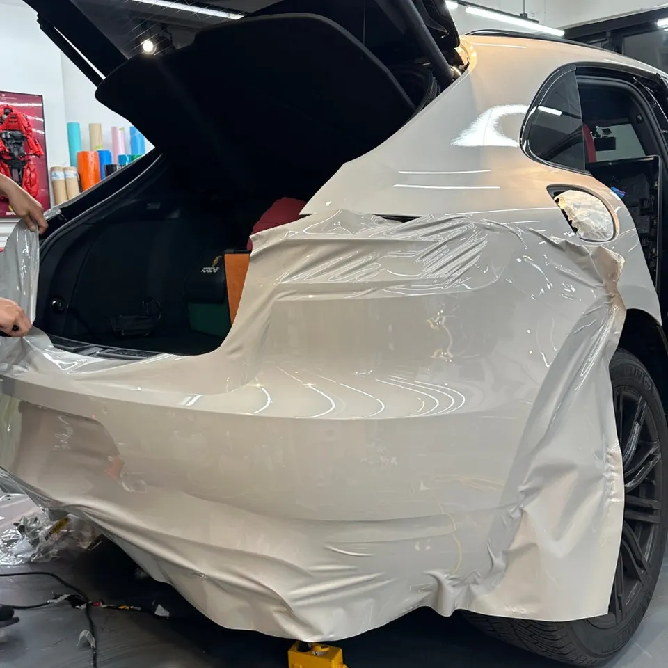 Porsche Macanのカーラッピング事例|クレヨンカラーの高級感 施工写真 3-2