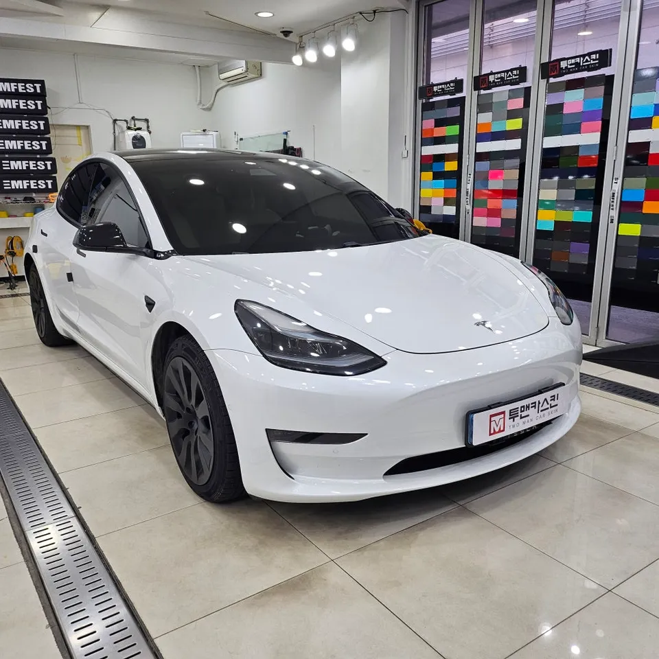 Tesla Model 3 カーラッピング事例：保険再施工の費用と仕上がり 施工写真 2-1