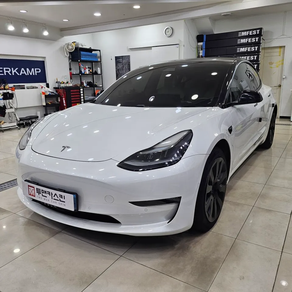 Tesla Model 3 カーラッピング事例：保険再施工の費用と仕上がり 施工写真 3-1