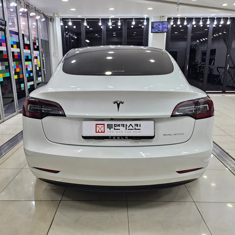 Tesla Model 3 カーラッピング事例：保険再施工の費用と仕上がり 施工写真 1-2
